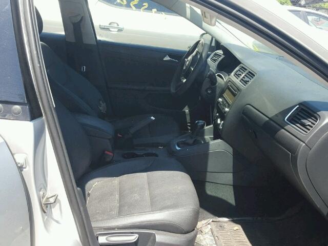 3VWDZ7AJ7BM330559 - 2011 VOLKSWAGEN JETTA SE 银色 照片 5