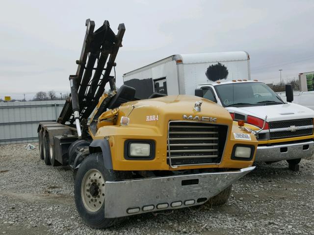 1M2P267C31M058525 - 2001 MACK 600 RD600 YELLOW photo 1