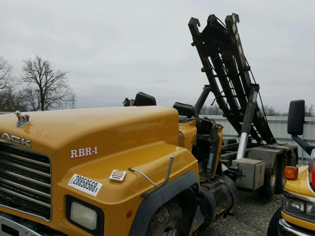 1M2P267C31M058525 - 2001 MACK 600 RD600 YELLOW photo 10