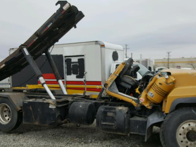 1M2P267C31M058525 - 2001 MACK 600 RD600 YELLOW photo 9