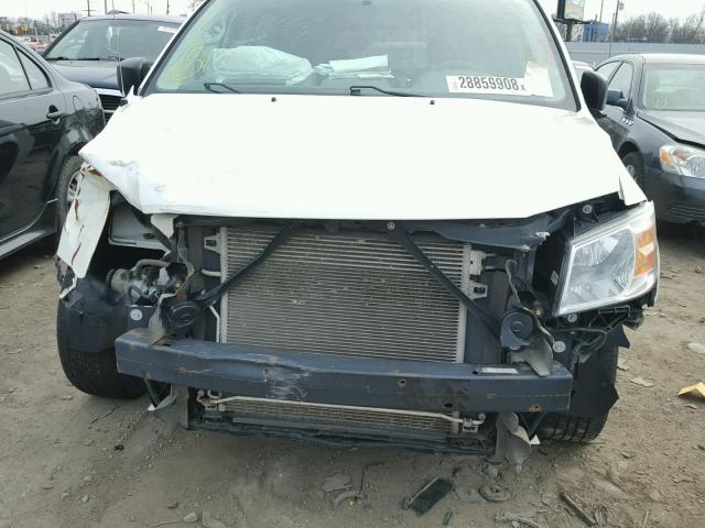 2D4RN4DE2AR335311 - 2010 DODGE GRAND CARA WHITE photo 9