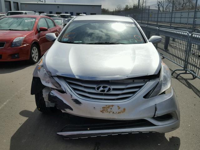 5NPEB4AC3DH703178 - 2013 HYUNDAI SONATA GLS SILVER photo 9