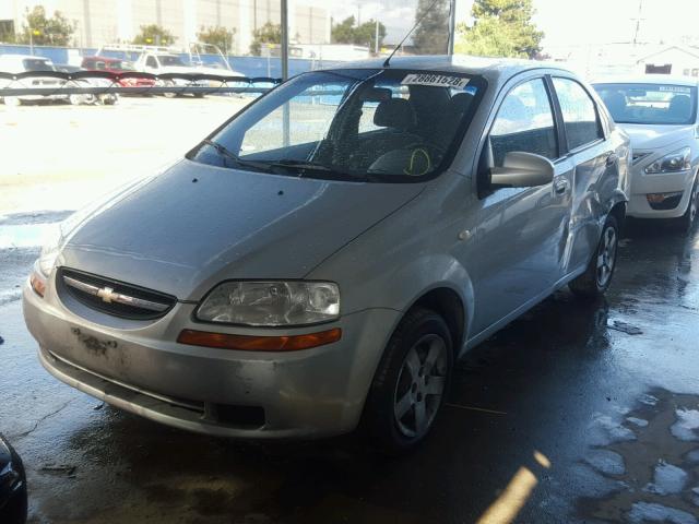 KL1TD52635B338978 - 2005 CHEVROLET AVEO BASE Srebrny zdjęcie 2