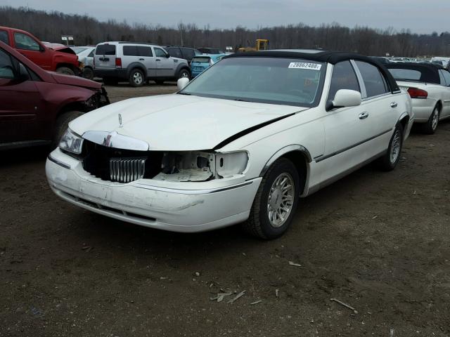 1LNHM82W6XY652149 - 1999 LINCOLN TOWN CAR S WHITE photo 2