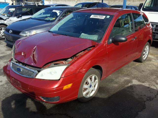 3FAFP31N25R108148 - 2005 FORD FOCUS ZX3 RED photo 2