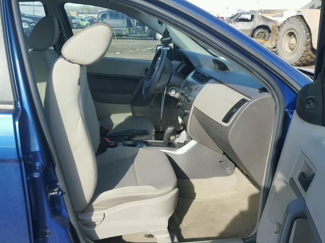 1FAHP34N68W140753 - 2008 FORD FOCUS S/SE BLUE photo 5