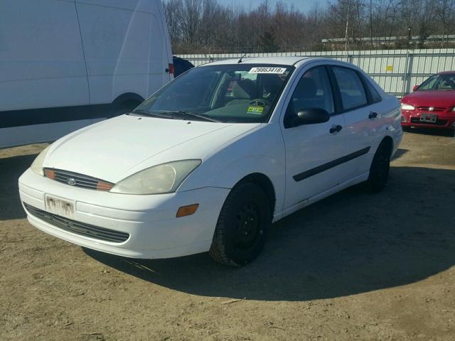 1FAFP33P5YW426636 - 2000 FORD FOCUS LX WHITE photo 2