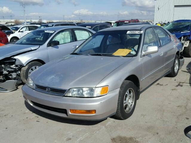 1HGCD5694TA239703 - 1996 HONDA ACCORD VAL SILVER photo 2