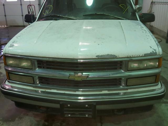 1GNEC13R8TJ381714 - 1996 CHEVROLET TAHOE C150 WHITE photo 7