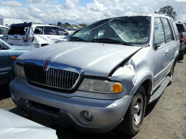 5LMFU28A4YLJ37565 - 2000 LINCOLN NAVIGATOR 银色 照片 2