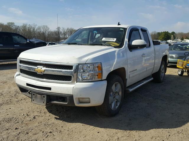 1GCSKTE34AZ153470 - 2010 CHEVROLET SILVERADO WHITE photo 2