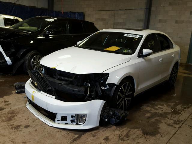 3VW5A7AJ2DM225135 - 2013 VOLKSWAGEN JETTA GLI WHITE photo 2