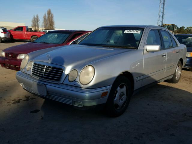 WDBJF72F6VA436123 - 1997 MERCEDES-BENZ E 420 SILVER photo 2