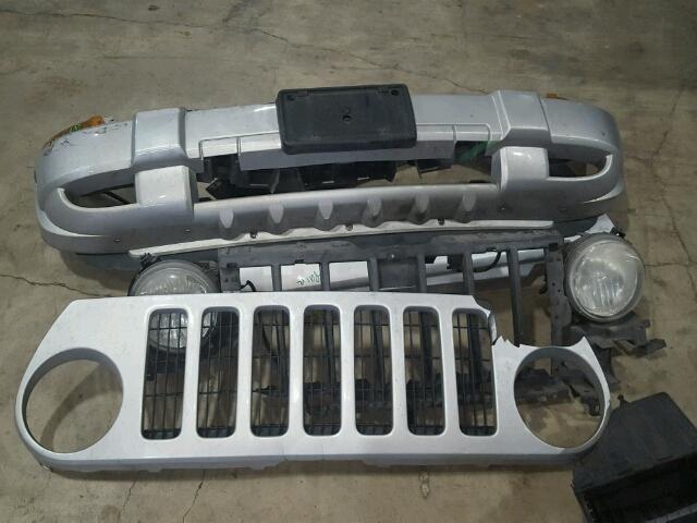 1J4GK38K05W643169 - 2005 JEEP LIBERTY RE SILVER photo 9