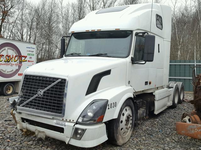 4V4NC9TK67N450686 - 2007 VOLVO VN VNL WHITE photo 2