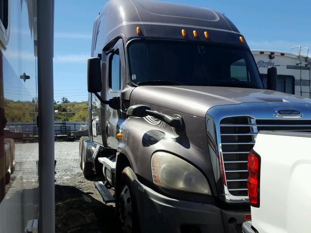 1FUJGLDR89LAK7187 - 2009 FREIGHTLINER CASCADIA 1 GRAY photo 1