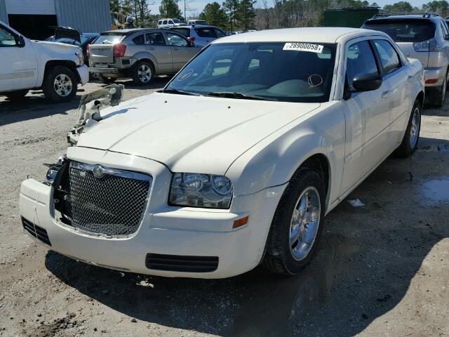 2C3JA43R15H623556 - 2005 CHRYSLER 300 WHITE photo 2