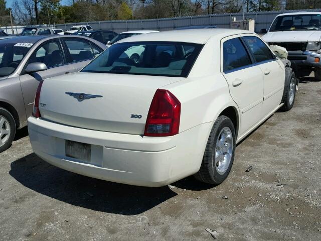 2C3JA43R15H623556 - 2005 CHRYSLER 300 WHITE photo 4