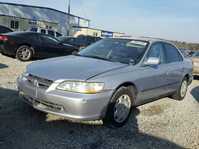 1HGCG5647WA118003 - 1998 HONDA ACCORD LX SILVER photo 2