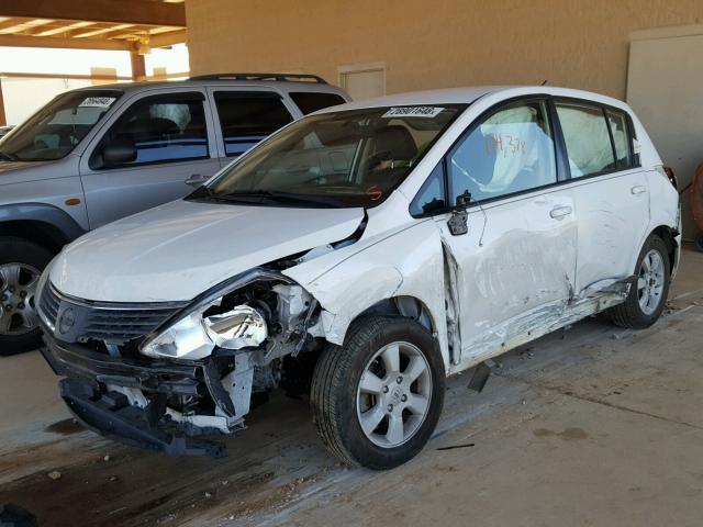 3N1BC13E79L401657 - 2009 NISSAN VERSA S WHITE photo 2