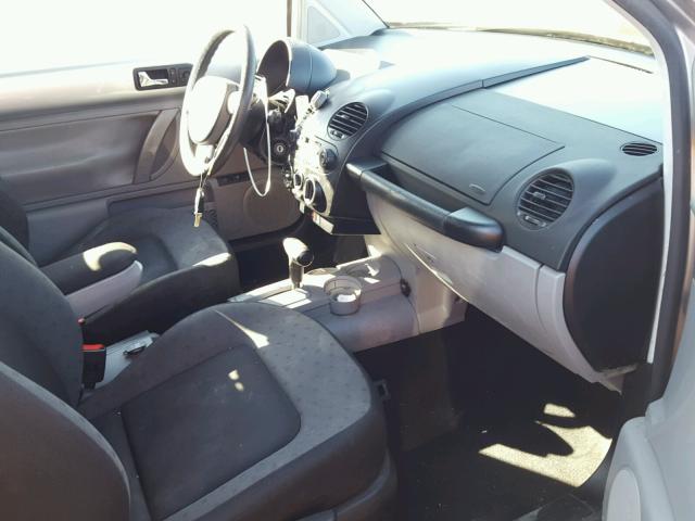 3VWCA21C7YM449616 - 2000 VOLKSWAGEN NEW BEETLE 银色 照片 5