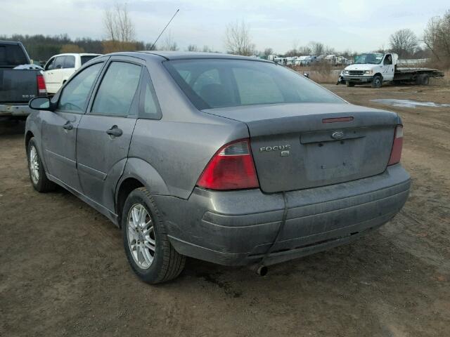 1FAHP34N77W199177 - 2007 FORD FOCUS ZX4 GRAY photo 3