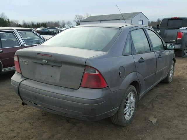 1FAHP34N77W199177 - 2007 FORD FOCUS ZX4 GRAY photo 4