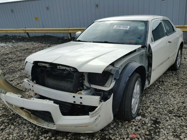 2C3AK53G85H695209 - 2005 CHRYSLER 300 TOURIN WHITE photo 2