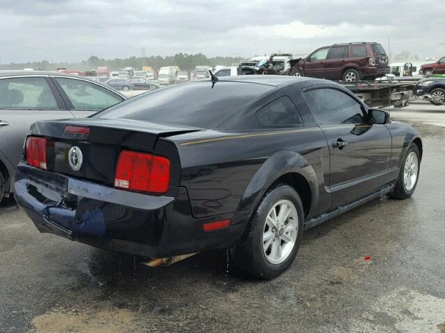 1ZVFT80N565133065 - 2006 FORD MUSTANG BLACK photo 4