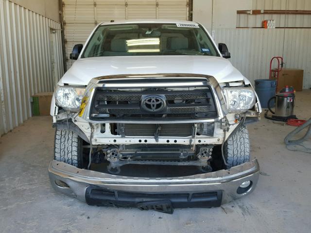 5TFUW5F10BX180748 - 2011 TOYOTA TUNDRA DOU WHITE photo 9