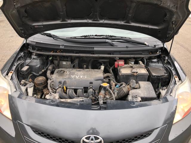 JTDBT923X81295738 - 2008 TOYOTA YARIS GRAY photo 7