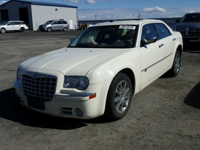 2C3LK63H78H284279 - 2008 CHRYSLER 300C WHITE photo 2