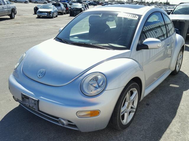 3VWCD31C65M412839 - 2005 VOLKSWAGEN NEW BEETLE ვერცხლისფერი ფოტო 2