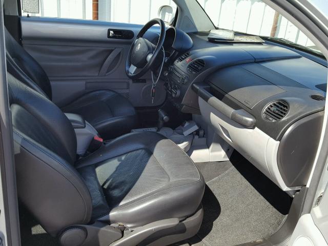 3VWCD31C65M412839 - 2005 VOLKSWAGEN NEW BEETLE ვერცხლისფერი ფოტო 5