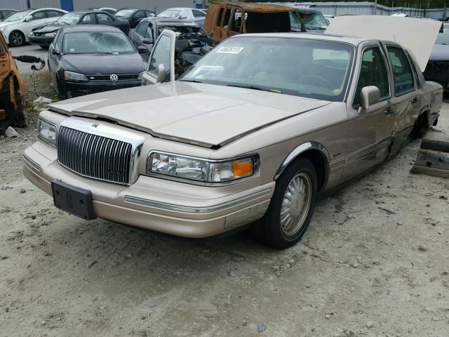 1LNLM82W8VY612839 - 1997 LINCOLN TOWN CAR S BEIGE photo 2