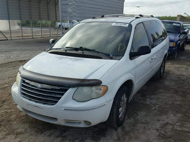 2C4GP64L55R118379 - 2005 CHRYSLER TOWN & COU WHITE photo 2