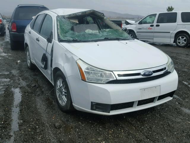 1FAHP35N98W130586 - 2008 FORD FOCUS SE WHITE photo 1