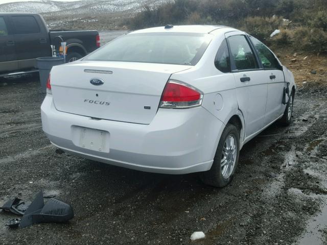 1FAHP35N98W130586 - 2008 FORD FOCUS SE WHITE photo 4