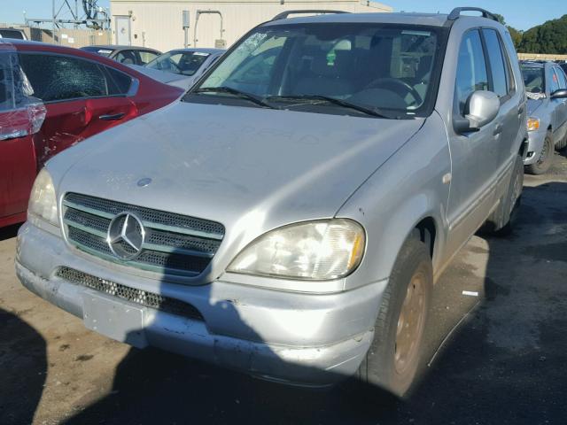 4JGAB54E51A247765 - 2001 MERCEDES-BENZ ML 320 SILVER photo 2