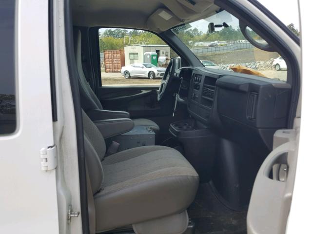 1GCWGFBA0B1127181 - 2011 CHEVROLET EXPRESS G2 WHITE photo 5