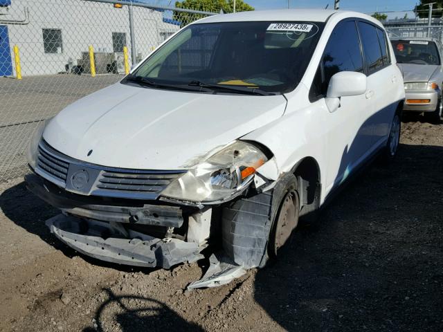 3N1BC13E77L456980 - 2007 NISSAN VERSA S WHITE photo 2