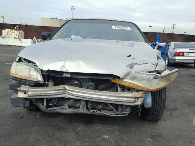 1HGCG6657XA001859 - 1999 HONDA ACCORD LX SILVER photo 9