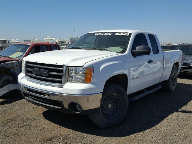 1GTR2TEA2BZ329866 - 2011 GMC SIERRA K15 WHITE photo 2