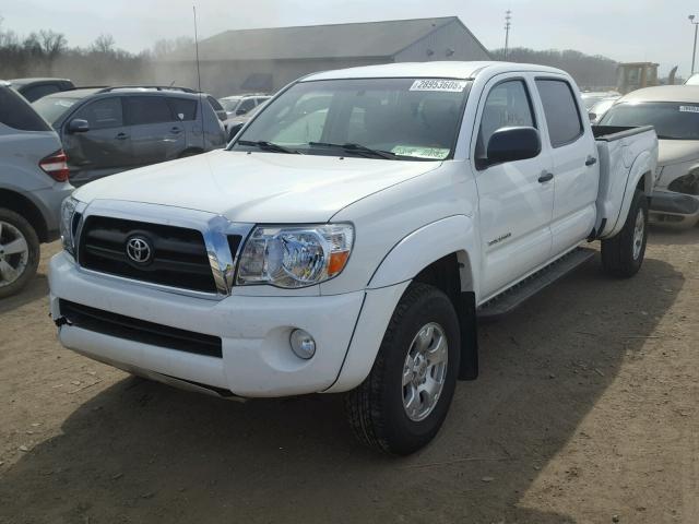 5TEMU52N66Z155043 - 2006 TOYOTA TACOMA DOU WHITE photo 2