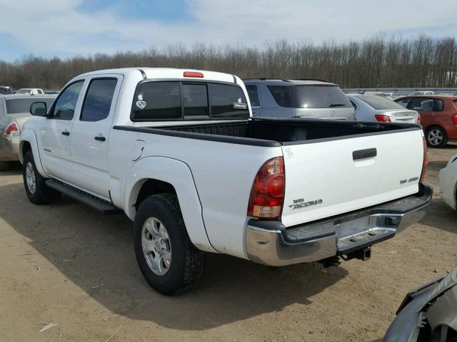 5TEMU52N66Z155043 - 2006 TOYOTA TACOMA DOU WHITE photo 3