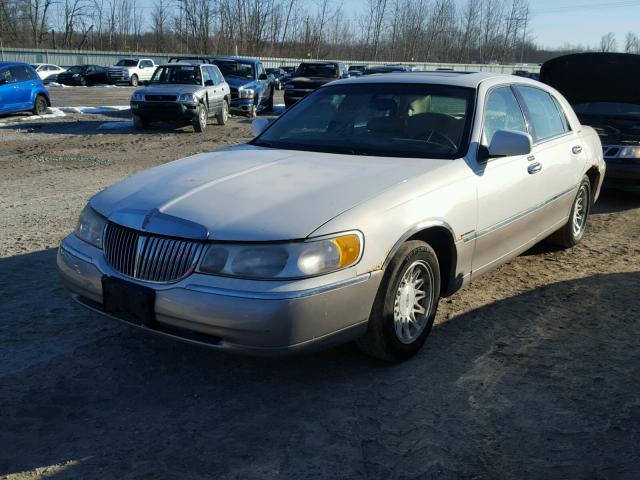 1LNHM82W2XY672916 - 1999 LINCOLN TOWN CAR S WHITE photo 2