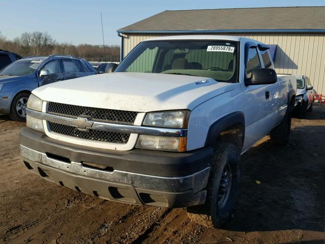 1GBHC29215E185538 - 2005 CHEVROLET SILVERADO WHITE photo 2