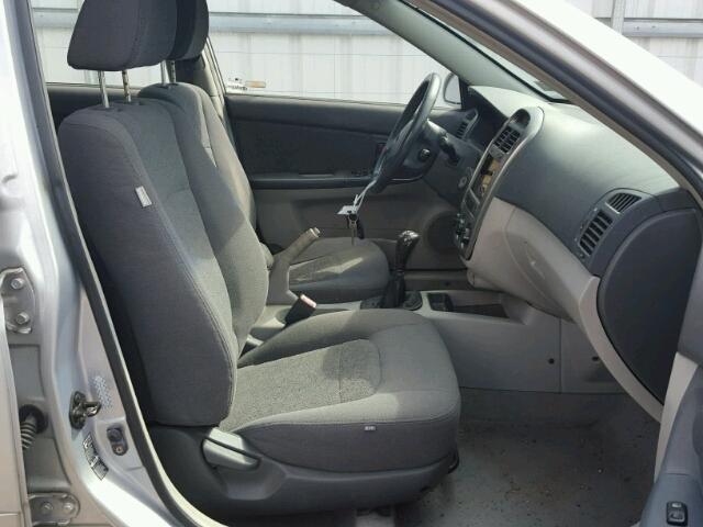 KNAFE161055094941 - 2005 KIA SPECTRA5 SILVER photo 5