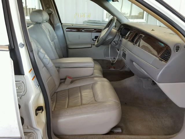 1LNHM81W0YY933298 - 2000 LINCOLN TOWN CAR E WHITE photo 5