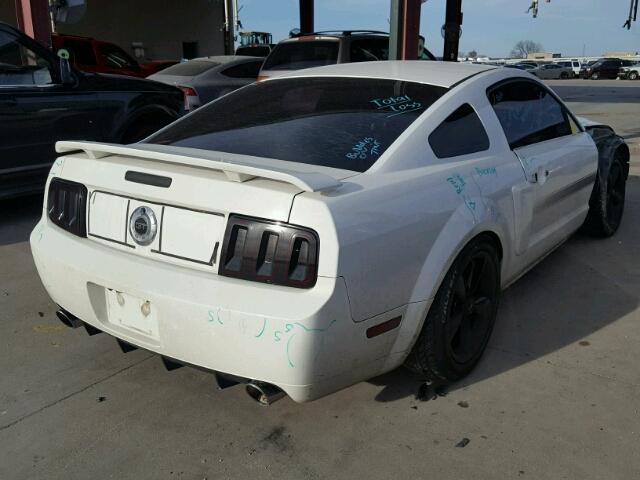 1ZVHT82H485171373 - 2008 FORD MUSTANG GT WHITE photo 4